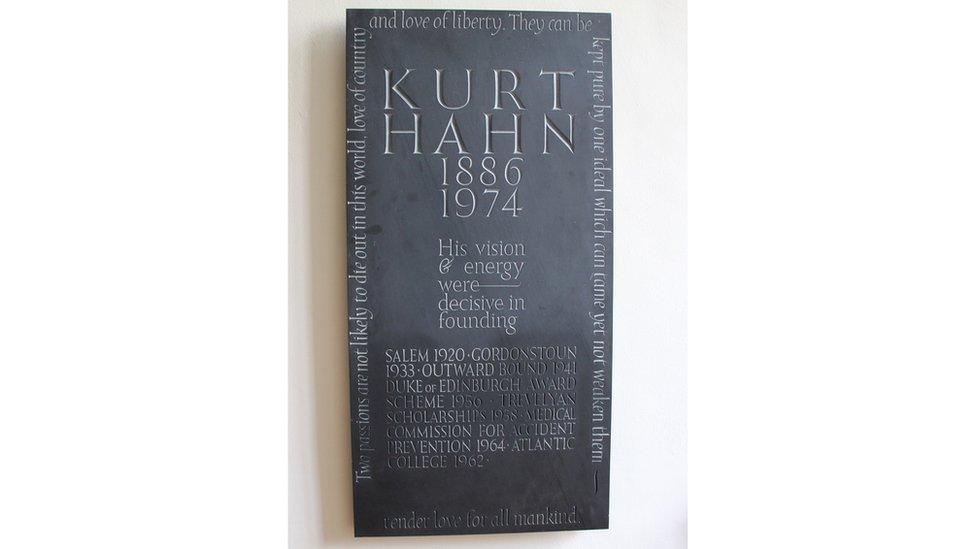 Cofeb i Kurt Hahn, Almaenwr a sefydlodd fudiad Colegau Unedig y Byd. Bellach mae 14 coleg ond UWC Coleg yr Iwerydd oedd y cyntaf. // Memorial to Kurt Hahn, a German who established United World Colleges of which UWC Atlantic College was the first.