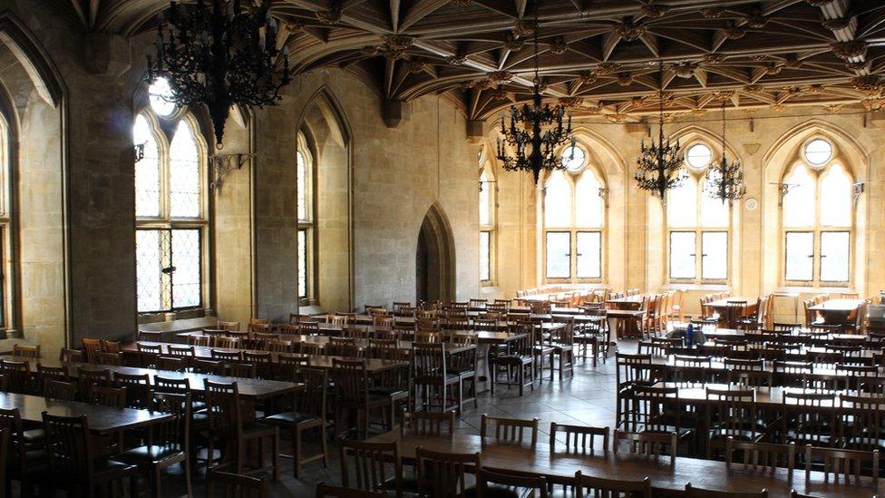 Mae'r neuadd fawr yma'n wreiddiol i'r castell a bellach yn cael ei ddefnyddio fel ffreutur gan UWC Coleg yr Iwerydd. // The Great Hall is original to the castle and is now used as a refectory by UWC Atlantic College.