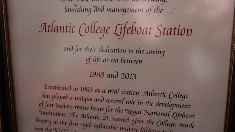 Tystysgrif sy'n cydnabod cysylltiad y coleg â Sefydliad y Badau Achub. Roedd gan y coleg dîm bad achub eu hunain tan 2013. // Certificate recognising the link between the college and the RNLI. The students ran a local Lifeboat station until 2013.