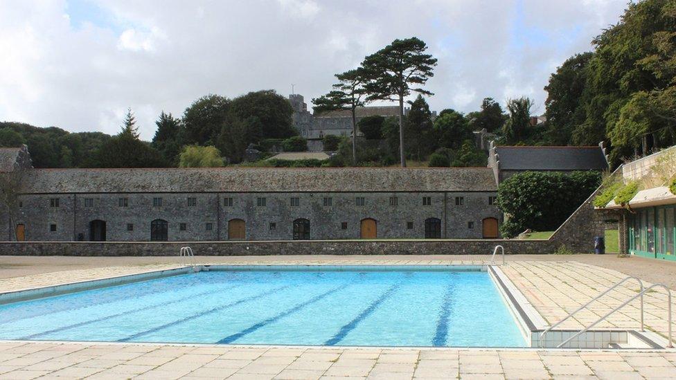 Pwll nofio'r coleg. Ar hen bwll ar y safle hwn y dysgodd y John F. Kennedy ifanc i nofio, yn ôl y chwedl. // The College's swimming pool. According to legend, it was in a swimming pool on this site a young John F. Kennedy learnt to swim.