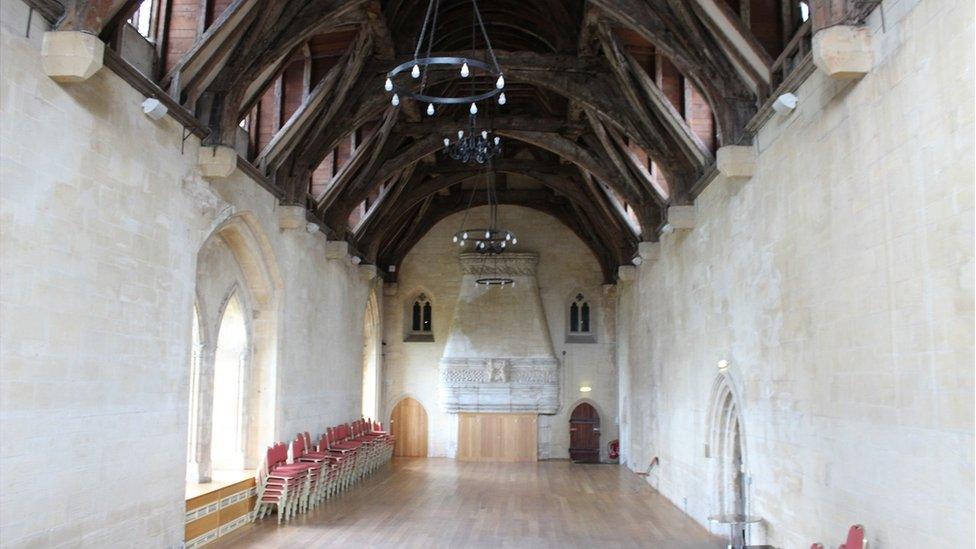 Cafodd Neuadd Bradenstoke ei hail-adeiladu gan Hearst tua 1930, ond gyda tho gwreiddiol Abaty Bradenstoke. // Hearst re-built Bradenstoke Hall in the early 1930s using the original roof from Bradenstoke Abbey.