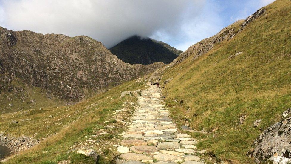 Ac ymlaen ar hyd y llwybr i'r copa... mae hi dal yn gymylog!