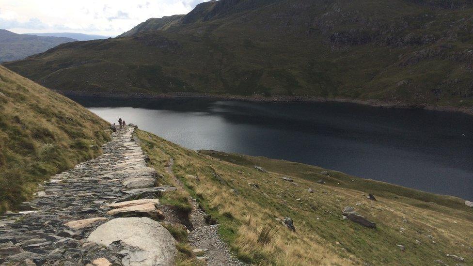 Dechrau codi uwchben Llyn Llydaw bellach