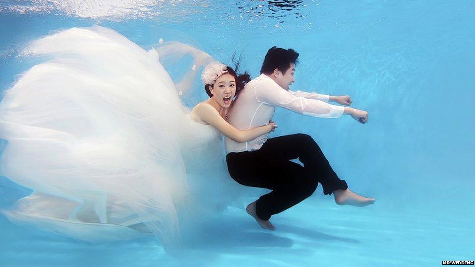 Gu Tou & Frank being photographed underwater