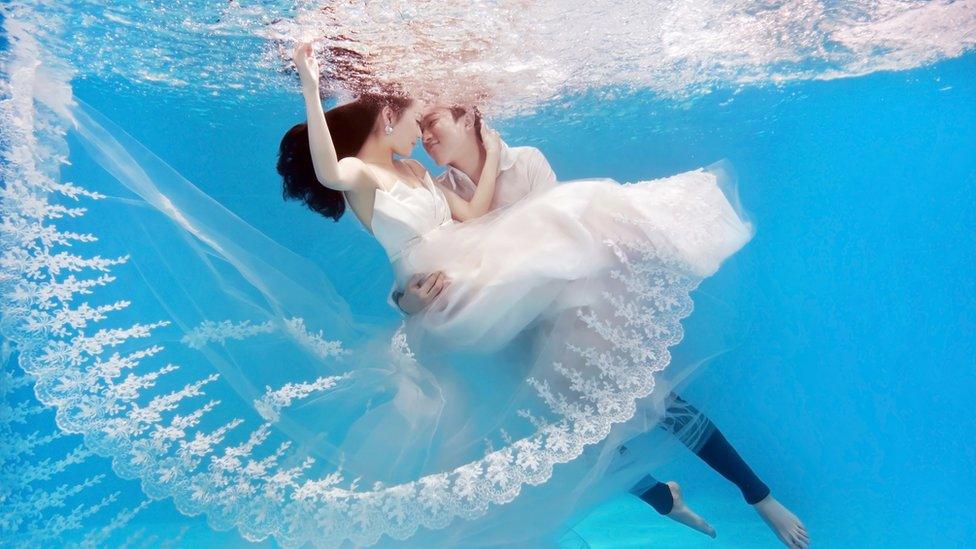 Xiao Bai and Xiao Song pose underwater