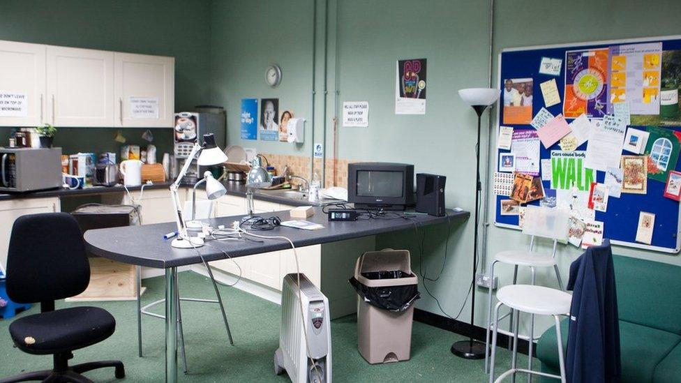 Does gan nyrsys Casualty ddim llawer o amser i gael paned! // The Casualty nurses don't have much time for a tea-break!