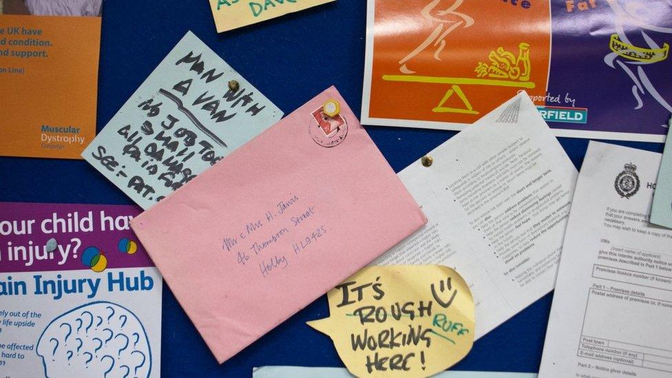 Mae pob manylyn yn ei le gan gynnwys yr hysbysfwrdd // Attention to detail even down to the noticeboard