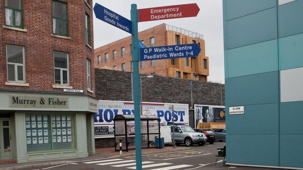 Ar frys? Dilynwch yr arwydd coch! // This way to the Emergency Department