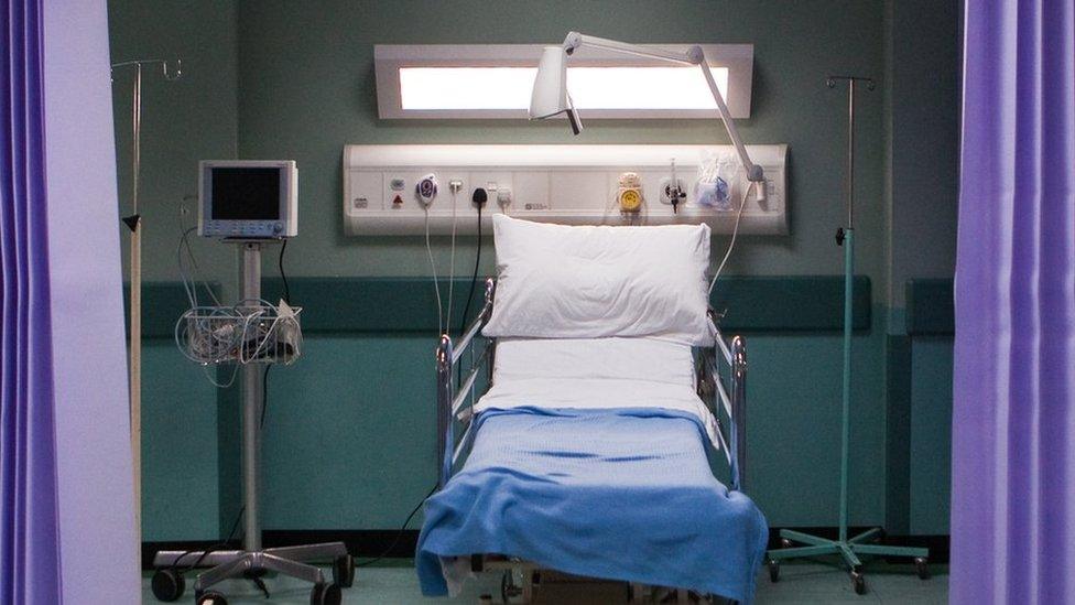 Ddim yn aml y gwelwn ni wely gwag yn yr adran hon! // We don't usually find an empty bed in this busy department