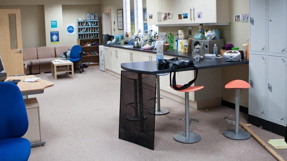 Mae stafell orffwys y staff yn weddol daclus - maen nhw'n rhy brysur yn trin y cleifion // The Staff Room looks quite tidy - the doctors and nurses are too busy treating their patients!
