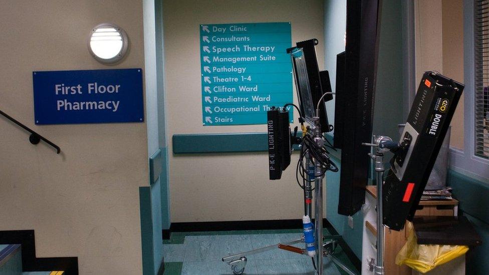 Mae'r goleuadau yn ein hatgoffa mai ar set cyfres deledu yr ydym ni mewn gwirionedd // The lights are a timely reminder that we are actually on a TV set not in a real hospital!