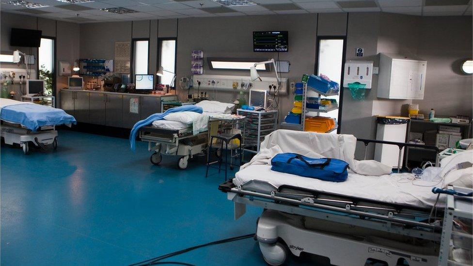 I fan hyn mae'r cleifion yn dod ar ôl eu llawdriniaethau // The patients come to the resuscitation ward after their operations