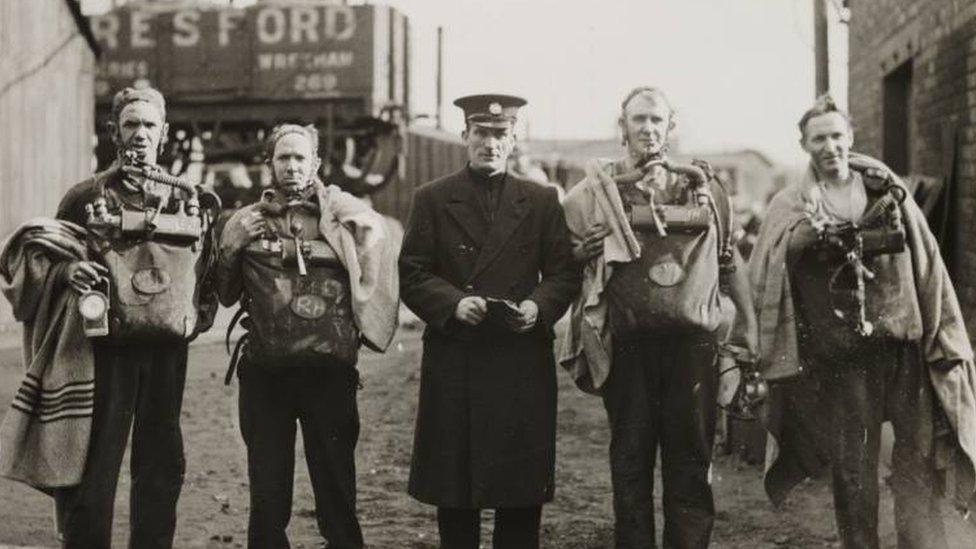 Roedd gweithwyr o lofeydd Gresffordd a Llai wedi gwirfoddoli ar gyfer yr ymgyrch achub / Workers from Gresford and Llay Main collieries volunteered for the rescue operation