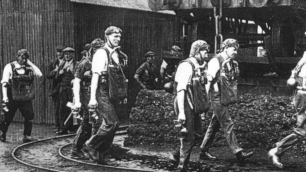 Rhai o'r gwirfoddolwyr dewr aeth i lawr i'r pwll oedd ar dân mewn ymgais ofer ond gwrol i achub eu cyd-lowyr / Some of the brave volunteers who went down into the burning pit in a vain but gallant effort to rescue their fellow-miners