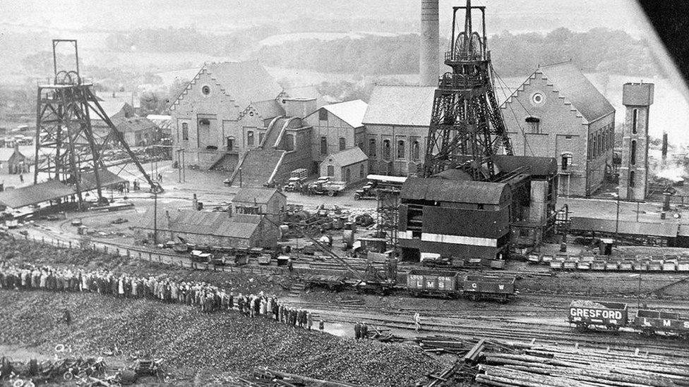 Golgyfa o'r awyr wrth i bobl ddisgwyl am newyddion / Aerial shot of people waiting for news