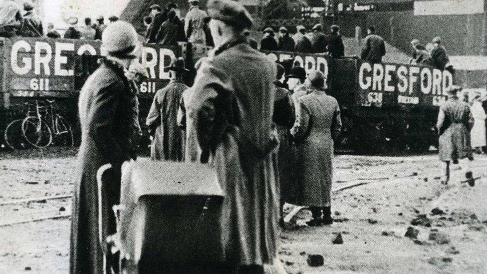 Roedd mamau a phlant ymhlith y rhai'n disgwyl i'w hanwyliaid ddod i'r fei / Mothers and children were amonst those waiting for their loved ones to be found