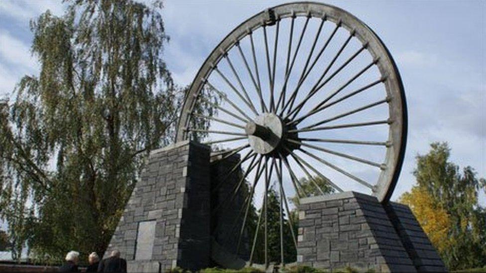 Mae Cofeb Gresffordd yn cofio am y 266 o ddynion a bechgyn a fu farw - daeth cwest i'r casgliad mai cael eu gwenwyno gan garbon monocsid wnaeth y mwyafrif - The Gresford Memorial remembers the 266 men and boys who died - an inquest came to the conclusion that the majority had been poisoned by carbon monoxide