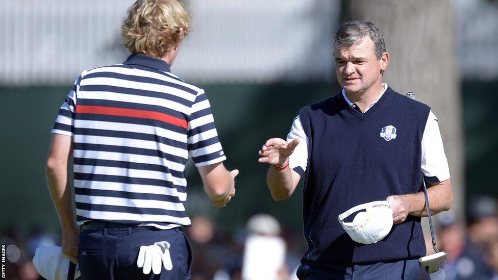 Paul Lawrie shakes hands with Brandt Snedeker at Medinah