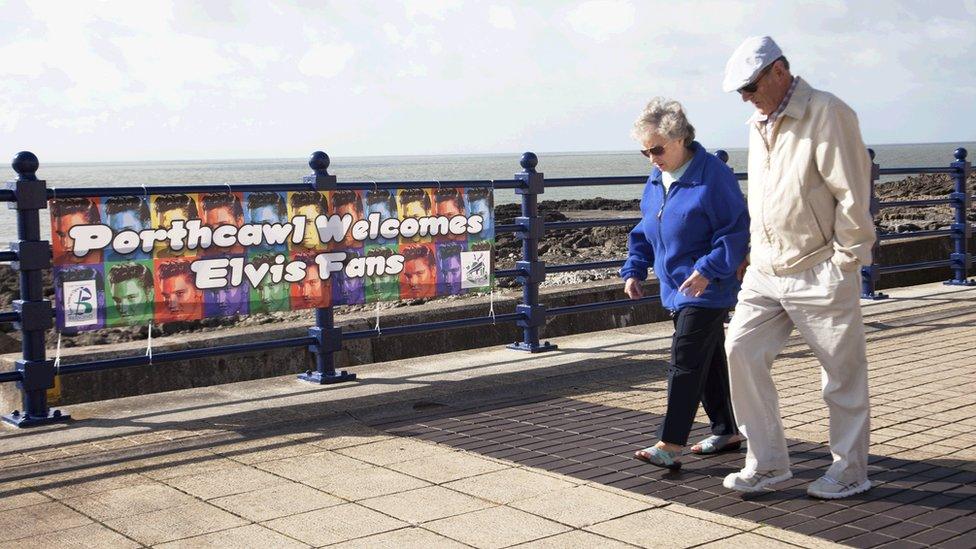 Mae Porthcawl yn barod! // "We should have brought our blue suede shoes!"