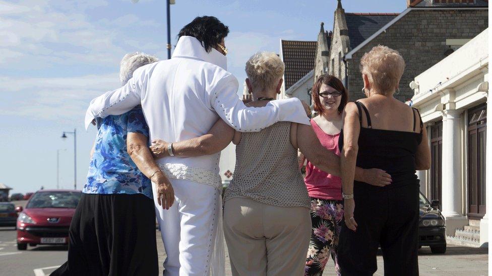 Mae e'n dal yn boblogaidd 'da'r merched! // He's still popular with the ladies!