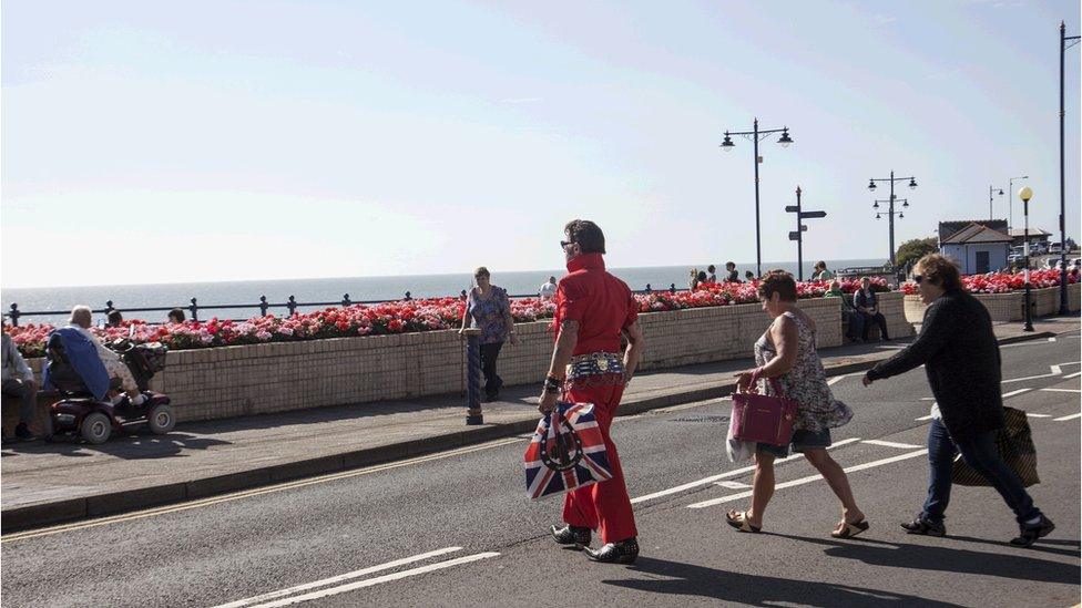 "Ble mae'r fan hufen iâ 'na?" // "Where's the ice cream van?"