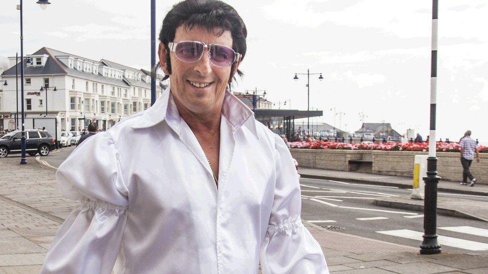 Elvis 'ta Syr Tom? // This Elvis looks like his big mate Sir Tom Jones!