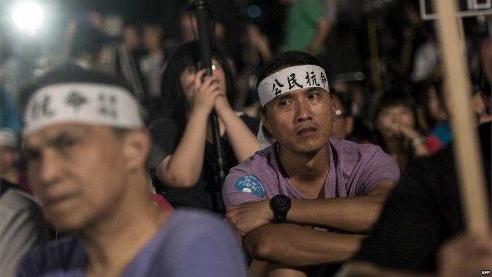 Pro-democracy campaigners stage a protest outside government buildings in Hong Kong (31 Aug 2014)