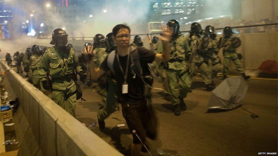 Protester runs from tear gas and riot police (28 Sept 2014)