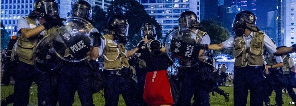 Woman and riot police in Hong Kong (28 Sept 2014)