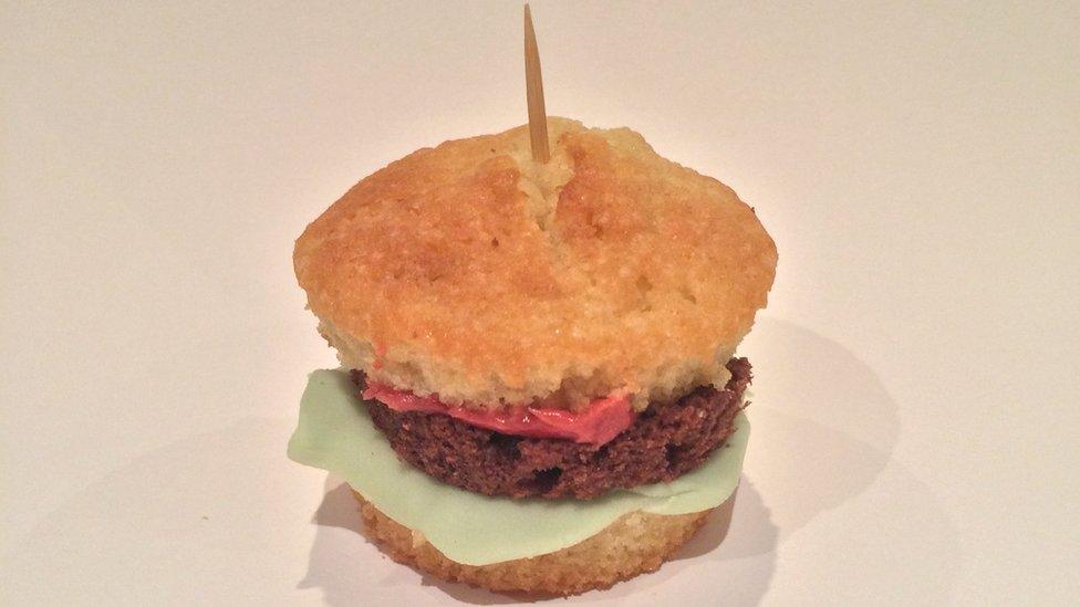 Zoe's 'burger' cupcake