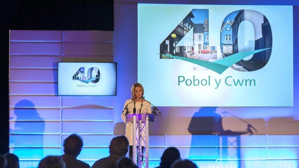 Nia Roberts, arweinydd noson y dathlu // Nia Roberts presented Pobol y Cwm's special night of celebration