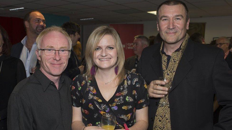 Arwyn Davies (Mark); Nest Gwenllian Roberts (Cynhyrchydd Sgript); Andrew Teilo (Hywel) // Arwyn Davies (Mark); Nest Gwenllian Roberts (Script Producer), Andrew Teilo (Hywel)