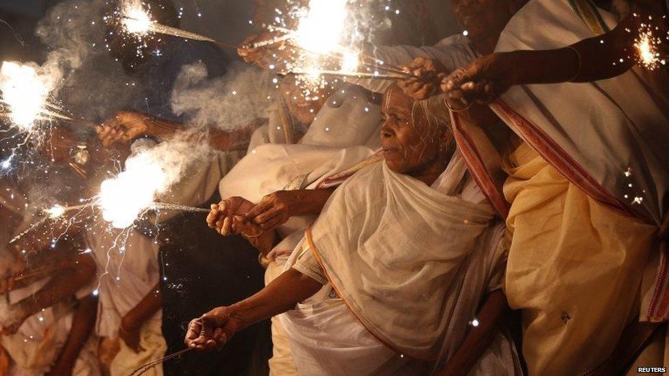 Widows light sparklers in Vrindavan, in the northern Indian state of Uttar Pradesh October 21, 2014