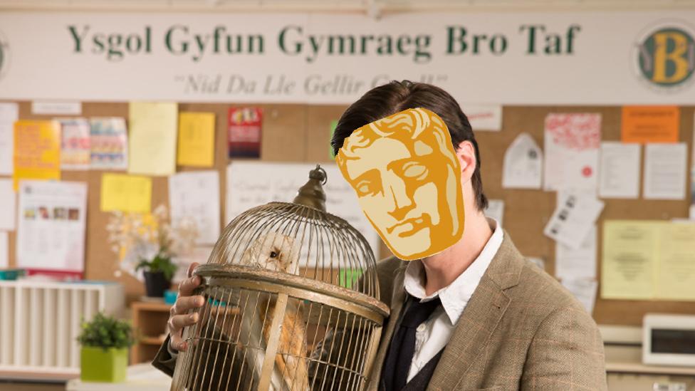 Mae'r person yma o Rhydaman wedi chwarae ran y digrifwr Ryan Davies ar lwyfan ac ar sgrin.