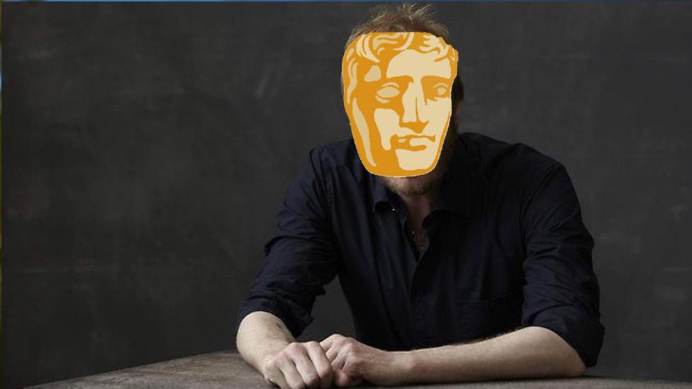 Fe ddaeth y seren Hollywood yma i'r amlwg ar ol ymddangos yn y ffilm cwlt 'Twin Town'