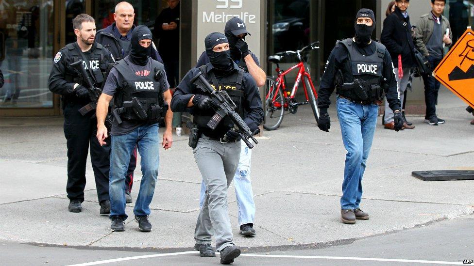 Several police officers walk near downtown Ottawa - 22 October 2014