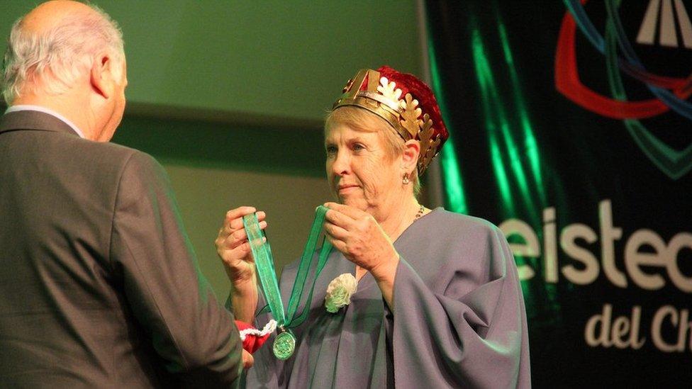 Ivonne Owen, Cadeirydd Gorsedd y Wladfa yn rhoi'r fedal i Wendell Davies, Cadeirydd Cymdeithas Dewi Sant, Trelew