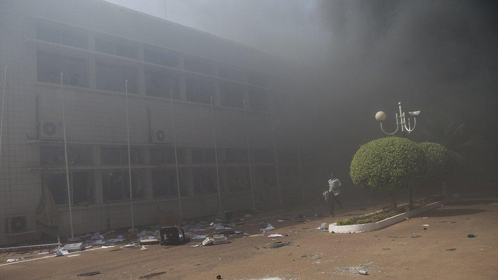 Black smoke around the city centre in Ouagadougou (30 October 2014)