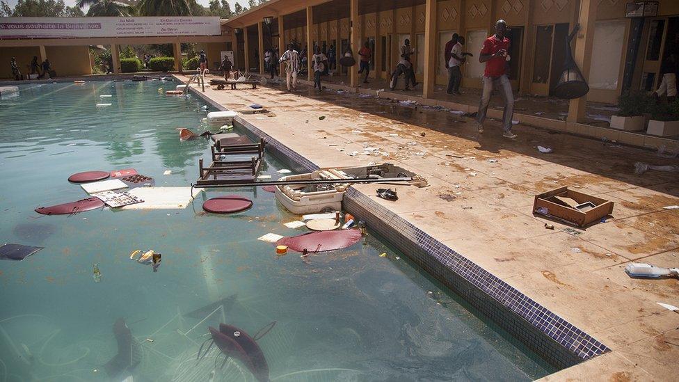 Damage to a hotel in Ouagadougou (30 October 2014)