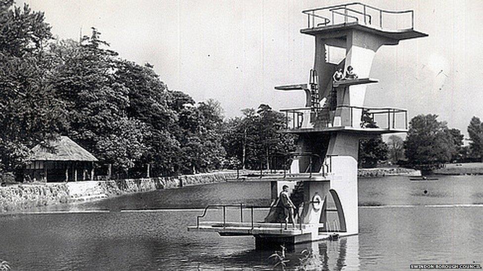 Open-air diving platform at Coate Water, Swindon