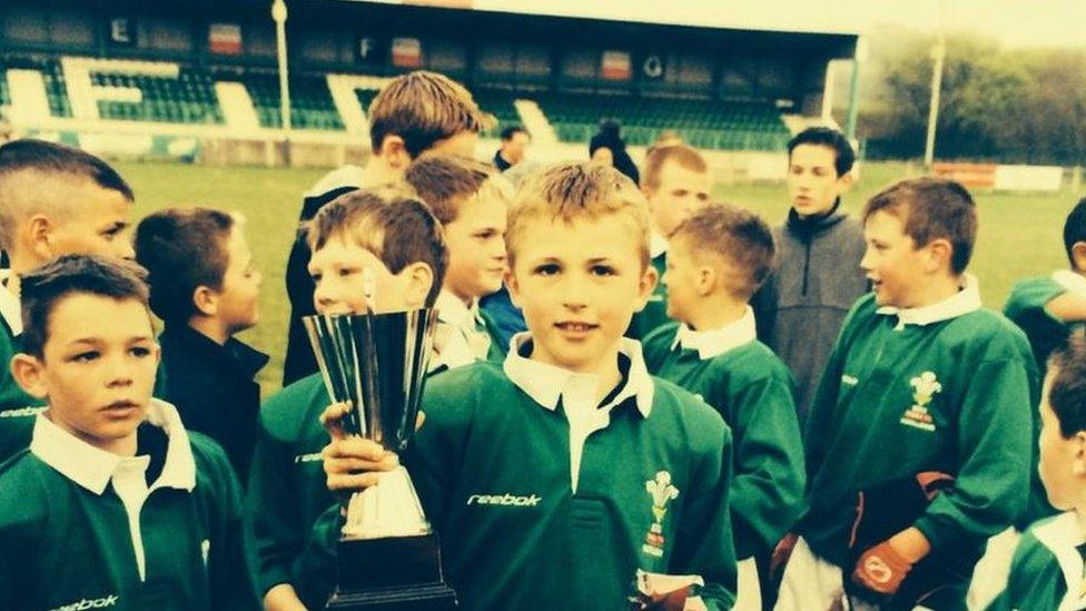 Dechreuad disglair i Tom Prydie, y chwaraewr ifanca' i chwarae i Gymru (17) / A bright start for Tom Prydie, the youngest cap in Wales's history