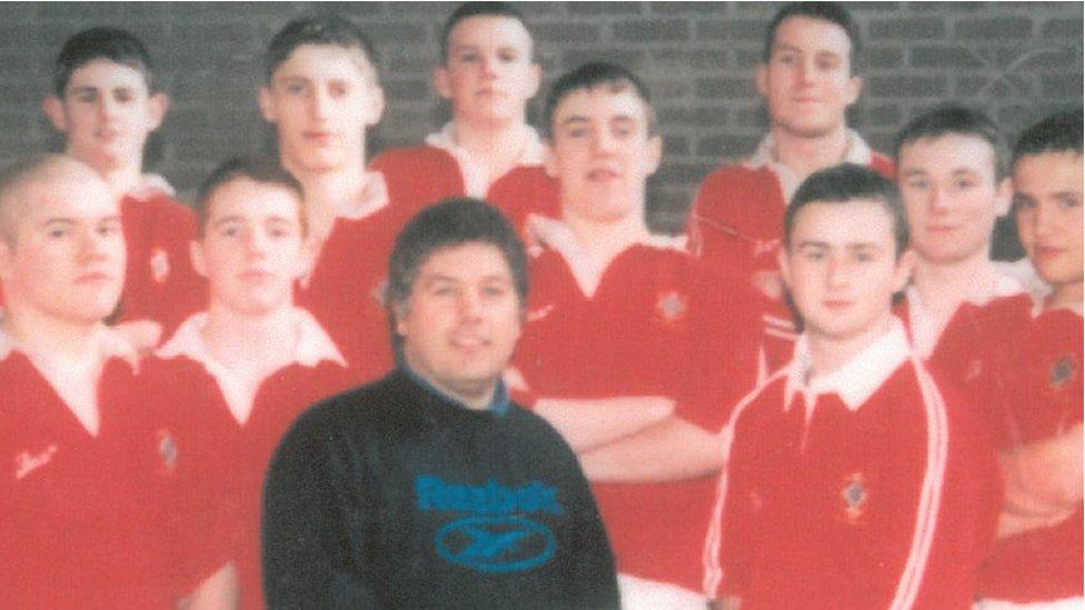 Anodd credu taw nid Luke Charteris (cefn, ail or chwith) oedd y talaf yn Ysgol Tregib / Hard to believe that Luke Charteris (back row, 2nd from left) wasn't the tallest at Tregib School