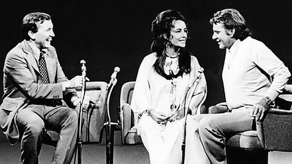 Richard Burton ac Elizabeth Taylor yn ymddangos ar Frost In America yn 1970 // Burton and Taylor appear on Frost In America in 1970.