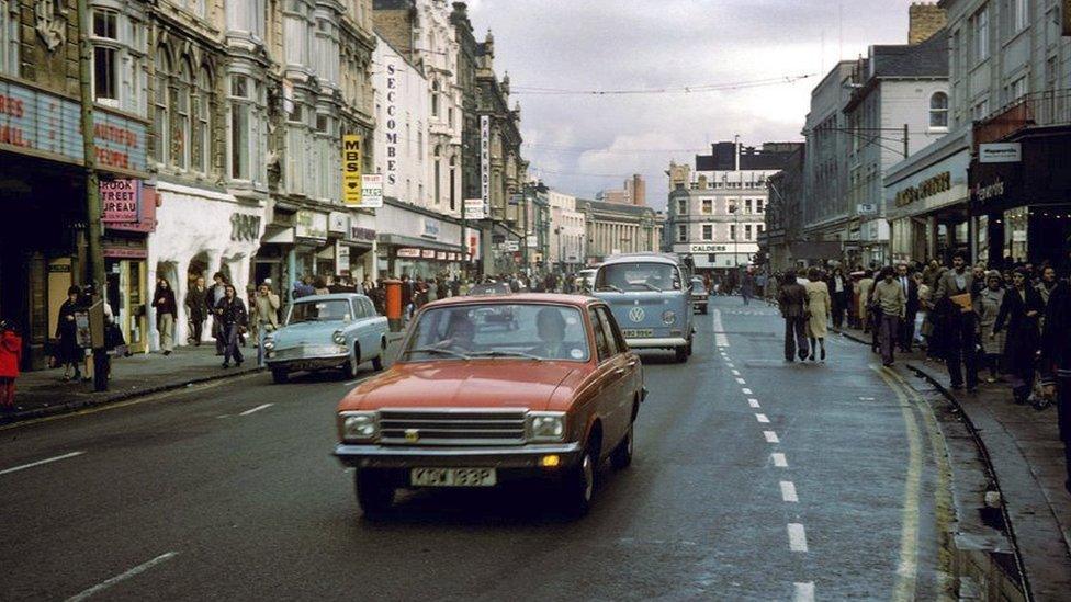 Ydych chi'n adnabod y stryd fawr hyn o'r '0au? Yr ateb ar ddiwedd yr oriel // Do you recognise this Welsh main street? Answer at the end of this gallery.