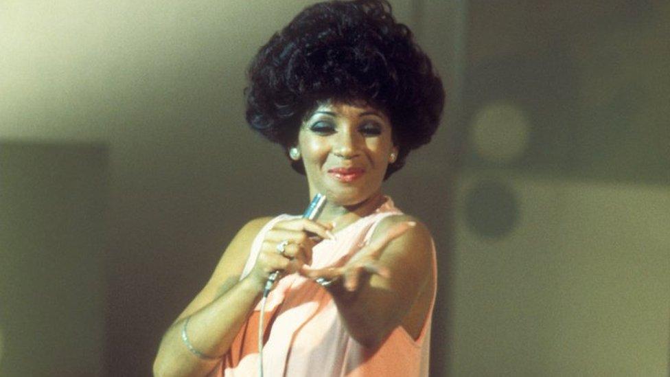 Shirley Bassey: 'sdim angen dweud mwy!