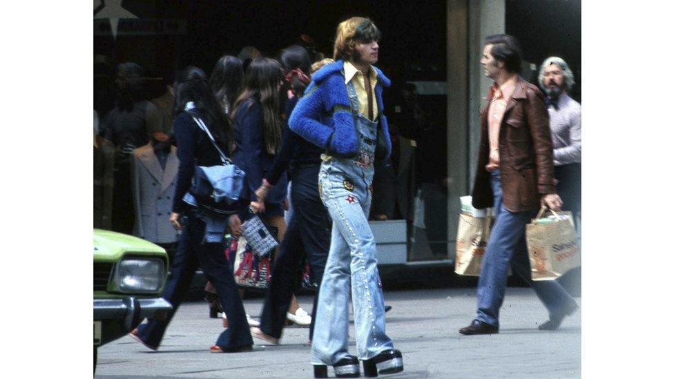 Dyma sut oedd dyn cyffredin yn gwisgo yng Nghymru yn ystod y 70au? // Is this how most men in Wales dressed during the 70s?