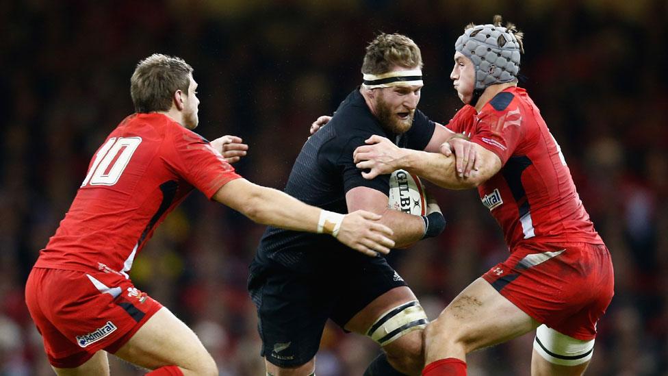 Dan Biggar and Jonathan Davies tackle Kieran Read