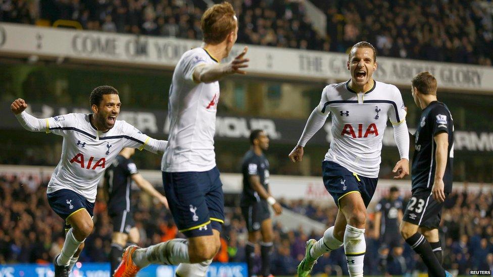 Roberto Soldado celebrates