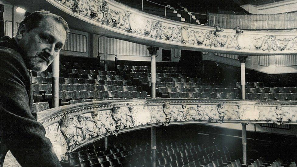 John Chilvers, y cyfarwyddwr llwyddiannus wnaeth ddenu Ryan a Ronnie i banto'r Grand yn y lle cyntaf // John Chilvers, the Grand's successful panto director who was responsible for casting Ryan and Ronnie