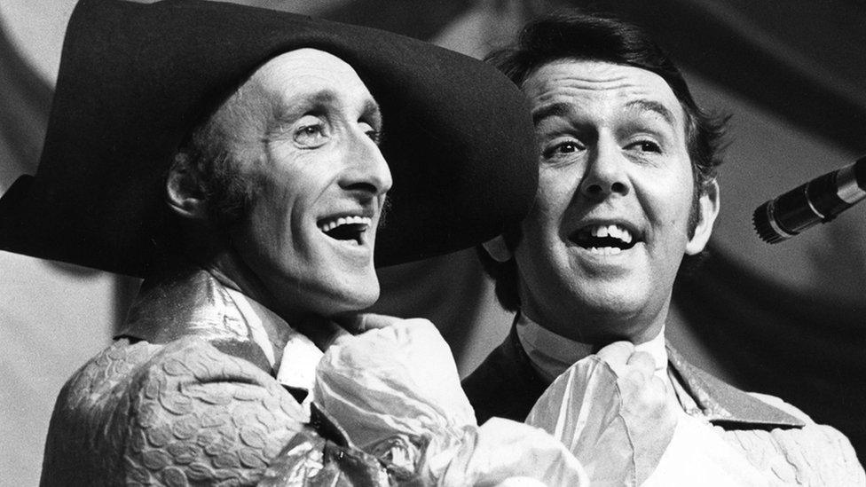 Ryan a Ronnie yn canu'n braf yn ystod Cinderella (1972/73) // Ryan and Ronnie in full voice during Cinderella (1972/73)